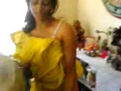 ചൂടുള്ള ഭാര്യ മുട്ടുകുത്തി നിൽക്കുമ്പോൾ ആഴത്തിൽ വലയുന്നു