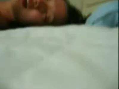 റെഡ്ഹെഡ് സുന്ദരി തന്റെ ഭർത്താവിനെ ഒരു പാഠം പഠിപ്പിക്കാൻ അപരിചിതനെ ഭോഗിക്കുന്നു