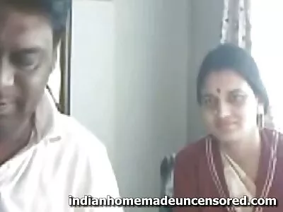 നിക്കി സ്വീറ്റ് ബ്ലോജോബ് നൽകുകയും ഗാരേജിൽ വെച്ച് ചതിക്കുകയും ചെയ്യുന്നു