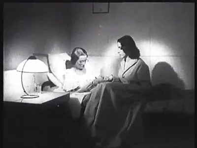 സുന്ദരിയായ മിൽഫ് അവളുടെ പൂറ്റിൽ വിരലമർത്തി
