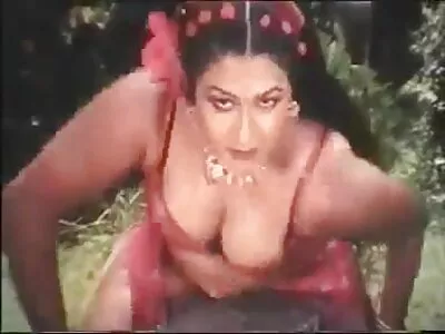 തിരക്കേറിയ ബ്രസീലിയൻ വേശ്യ അവളുടെ പുസിഹോൾ തുരക്കുന്നു