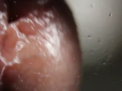 ചെറിയ ടൈറ്റഡ് ബ്രൂണെറ്റ് ടോയ്‌ലറ്റിൽ കയറി