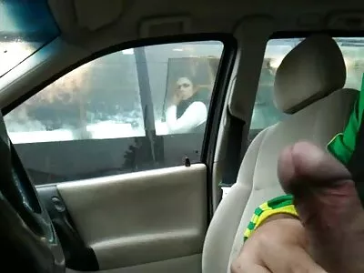 ബസ്റ്റി ലാറ്റിന ഫക്കിംഗിന് മുമ്പ് ഗ്ലിറ്റർ ബാത്ത് എടുക്കുന്നു