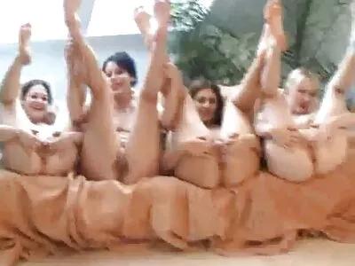 തൊലി കളഞ്ഞ കുഞ്ഞ് അവളുടെ അയൽക്കാരനെ ഭോഗിക്കുന്നു