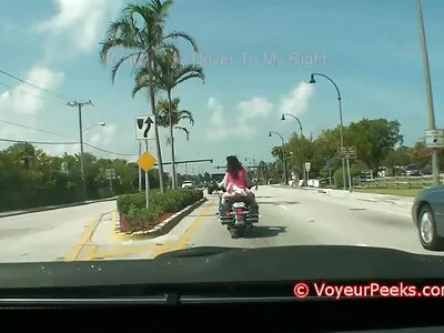 ബസ്റ്റി ബ്ളോണ്ട് അവളുടെ ജോലി ഇഷ്ടപ്പെടുന്നു