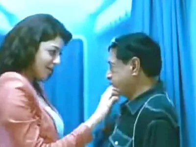 ആര്യ അലക്‌സാണ്ടർ ബിബിസിക്ക് സേവനം നൽകിയതിന് ശേഷം അവളുടെ മുഖത്ത് മയങ്ങുന്നു