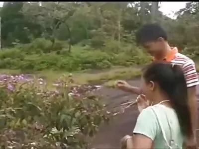 തവിട്ടുനിറത്തിലുള്ള സുന്ദരി എപ്പോഴും അവളുടെ പൂനെ വാഗ്ദാനം ചെയ്യുന്നു