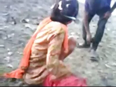 കുളിമുറിയിൽ ഭാഗ്യവാനെ സന്തോഷിപ്പിക്കുന്ന അത്‌ലറ്റിക് കറുത്ത പെൺകുട്ടി
