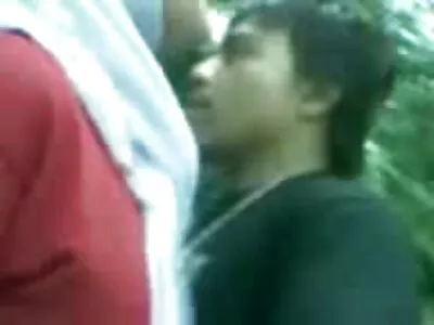 ബണ്ണി വേഷത്തിൽ എമിലി വില്ലിസ് കോക്കി സ്റ്റഡ് ഫക്ക് ചെയ്യുന്നു