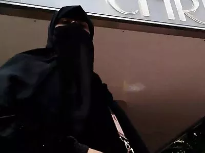 സാസി വീട്ടമ്മയായ മിസ്സി മാർട്ടിനെസ് അടുക്കളയിൽ കൂട്ടുകൂടുന്നു